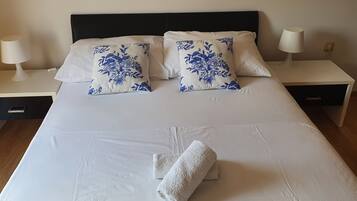 2 dormitorios, escritorio, tabla de planchar con plancha y wifi gratis