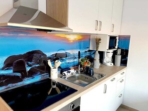 Kühlschrank, Mikrowelle, Ofen, Herdplatte