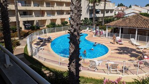 A swimming pool with lounge chairs and palm trees. - Sol-y-Days le Mayflower, Apartment for 6 people with swimming pool (Le Grau-du-Roi)