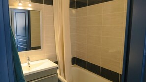 Bathtub, toilet paper