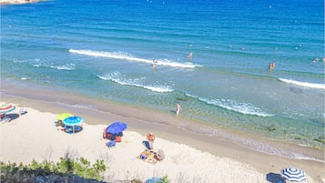 Una spiaggia nelle vicinanze