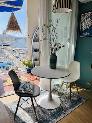 Table  devant la baie vitrée et vue sur le port