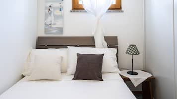 6 Schlafzimmer, Schreibtisch, Bügeleisen/Bügelbrett, Reisekinderbett