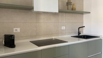 Kühlschrank, Mikrowelle, Ofen, Herdplatte