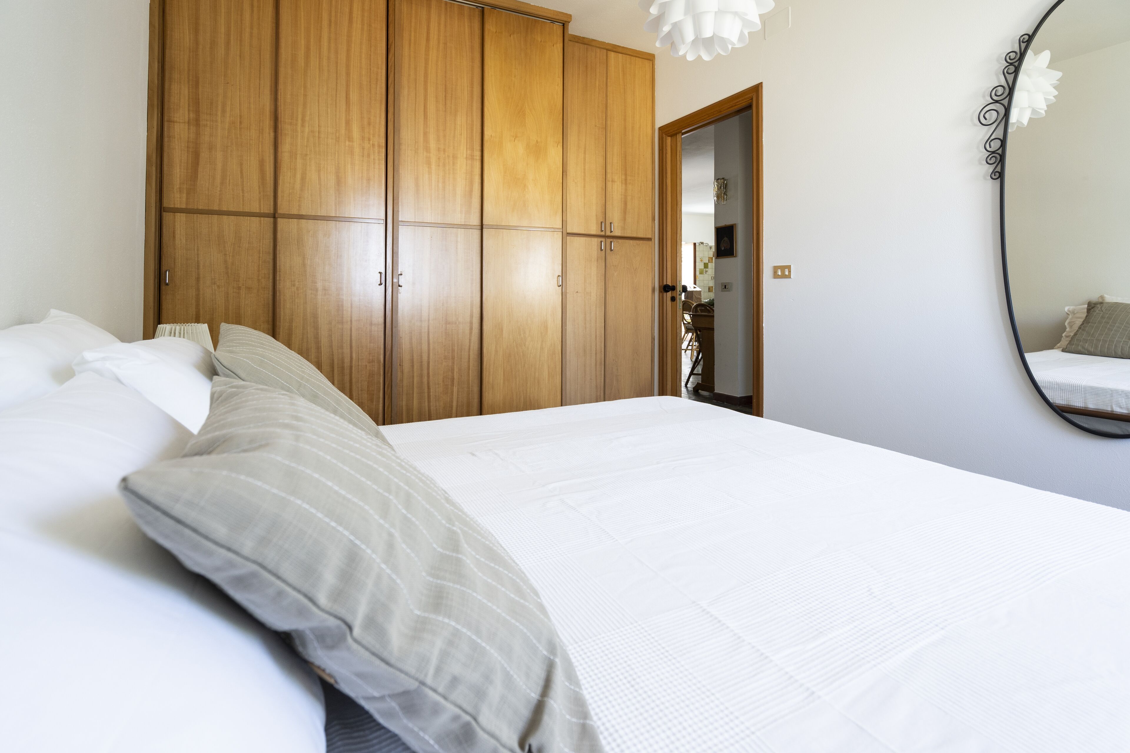 6 Schlafzimmer, Schreibtisch, Bügeleisen/Bügelbrett, Reisekinderbett