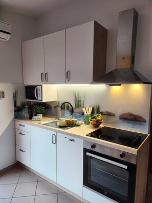 Fridge, microwave, oven, stovetop