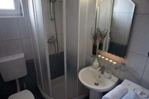 Douche, sĂšche-cheveux, serviettes fournies, savon