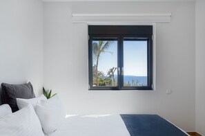 3 chambres, coffres-forts dans les chambres, fer et planche à repasser