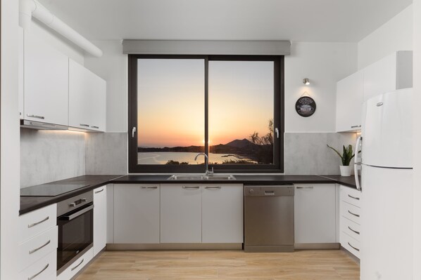 冰箱、微波炉、烤箱、炉灶