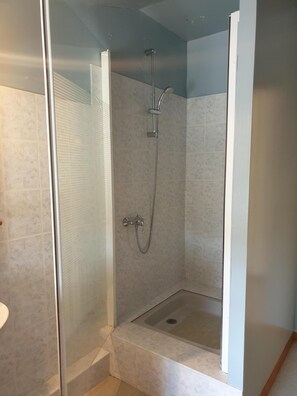 Shower, hair dryer, toilet paper - Gite Sandra Constant Domaine de Talabot (Beaumes-de-Venise)