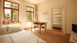 A bedroom with a bed, a desk, and a bunk bed. - Stylishly furnished vacation apartment in Dresden including bicycles, close to the city center (Dresden)