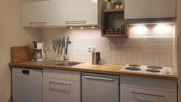 Jääkaappi, uuni, liesi, astianpesukone