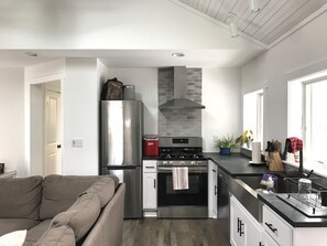 Fridge, microwave, oven, stovetop - Clean, stylish apartment in downtown Charlottesville (Charlottesville)