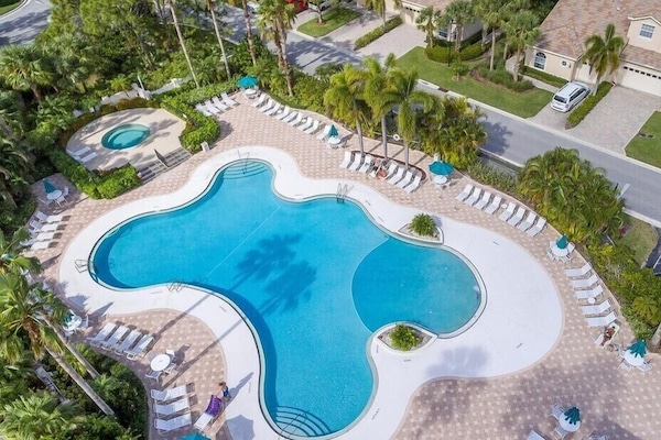 Piscina all'aperto, una piscina riscaldata