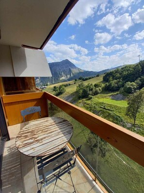 Outdoor dining - T2 piste view Residence Vostok Zodiaque (Le Corbier Villarembert)
