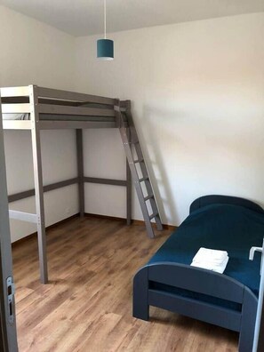 3 bedrooms, iron/ironing board, WiFi, bed sheets