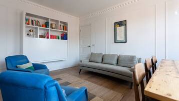 Appartamento (2 Bedrooms) | Area soggiorno | TV