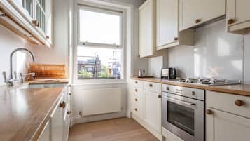 Apartment (2 Bedrooms) | Private kitchen | Fridge, oven, stovetop, dishwasher