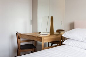 아파트 (2 Bedrooms) | 2 개의 침실, 각각 다른 스타일의 인테리어, 각각 다르게 가구 비치, 책상