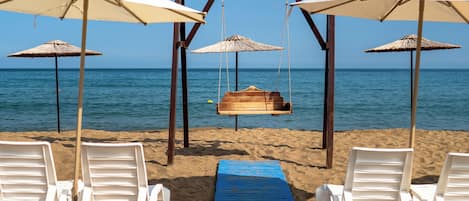 Am Strand, Cabañas (kostenlos), LiegestĂŒhle, Sonnenschirme
