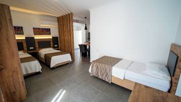 Grand kamer | Een minibar, een kluis op de kamer, een bureau, een laptopwerkplek
