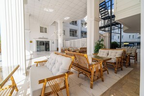 Lobby sitting area - Club Efes Otel (Silifke)