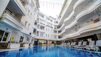 Piscine extérieure (ouverte en saison)