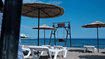 Aan het strand, gratis strandcabana's, ligstoelen aan het strand
