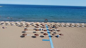 On the beach, free beach cabanas, sun loungers, beach umbrellas - Club Efes Otel (Silifke)