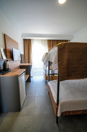 Family Suite | Minibar, in-room safe, desk, laptop workspace - Club Efes Otel (Silifke)