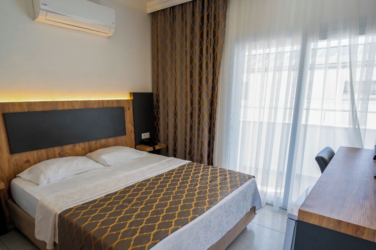 Single Room | Minibar, in-room safe, desk, laptop workspace