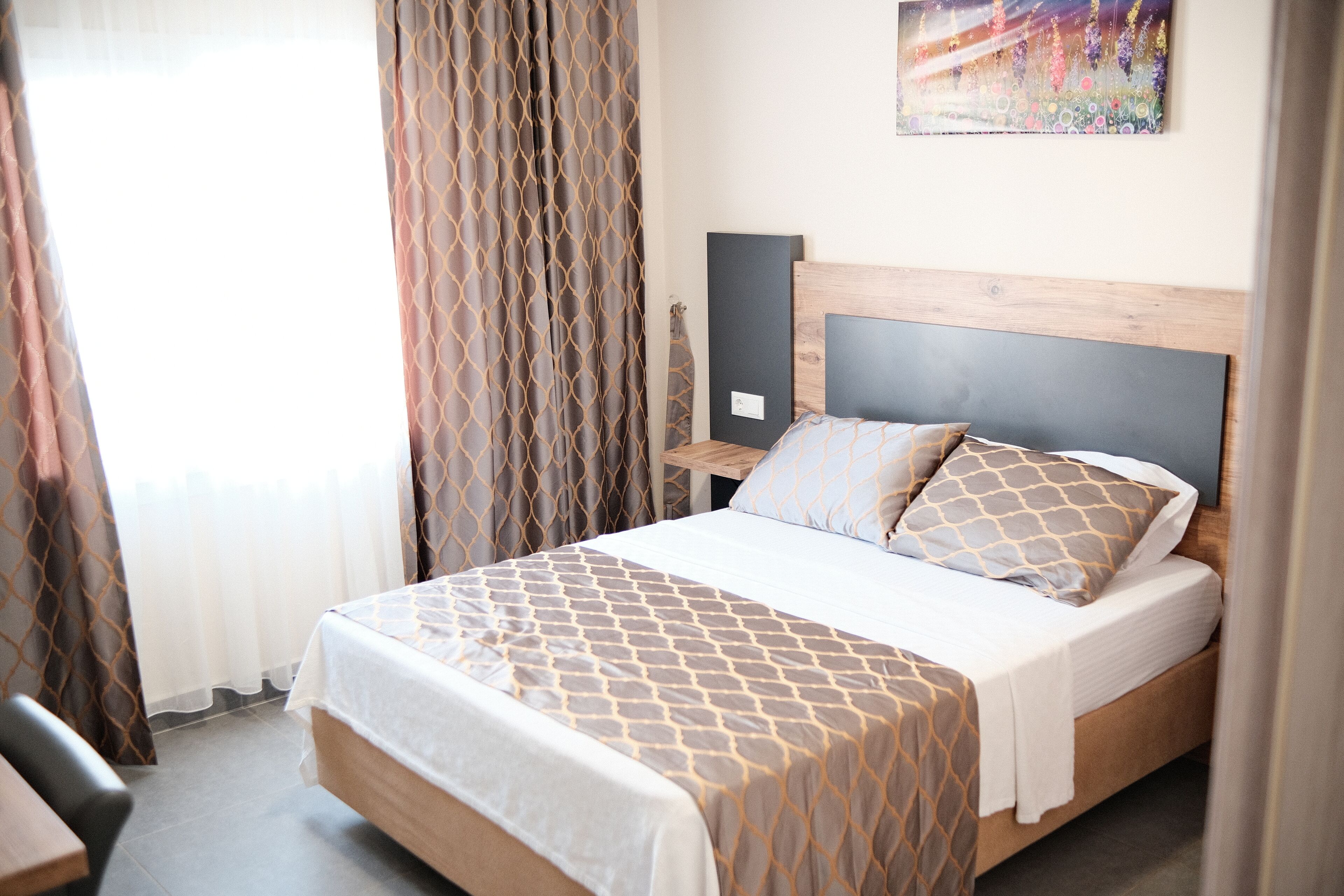 Frigobar (abastecido com alguns itens grátis), cofres nos quartos