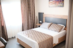 Free minibar items, in-room safe, desk, laptop workspace - Club Efes Otel (Silifke)