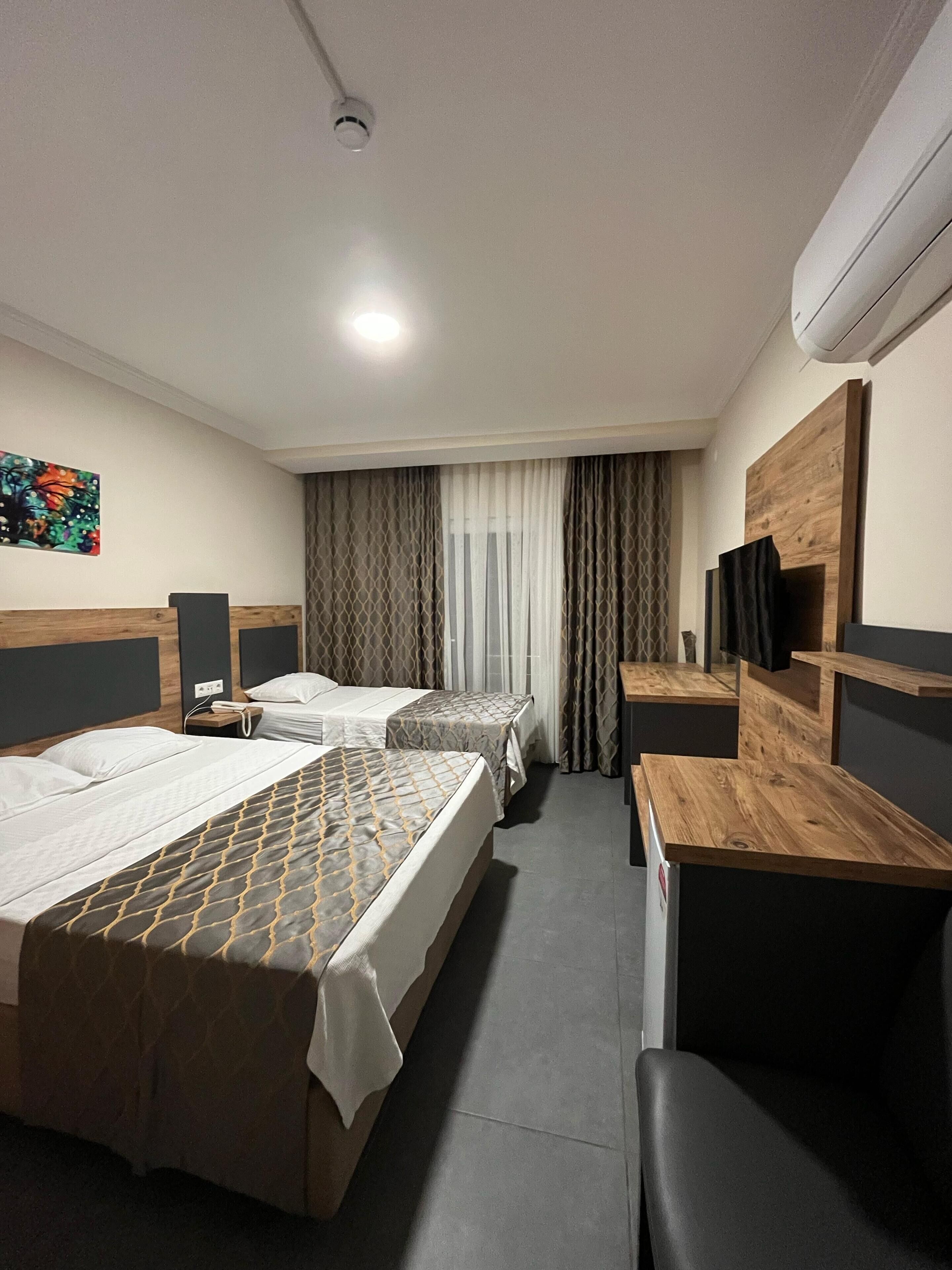 Standard-Dreibettzimmer | Minibar, Zimmersafe, Schreibtisch, laptopgeeigneter Arbeitsplatz