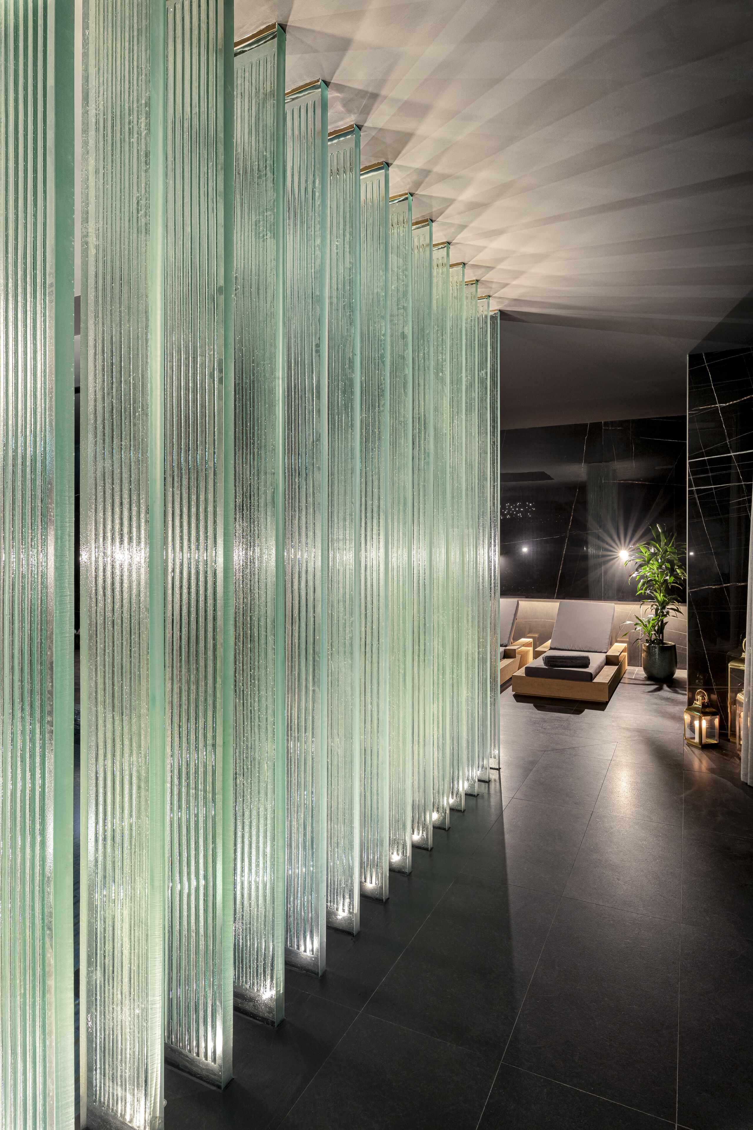 실내 수영장, 야외 수영장, 08:00 ~ 20:00 오픈, 일광욕 의자