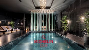 Piscine couverte, piscine extérieure, chaises longues