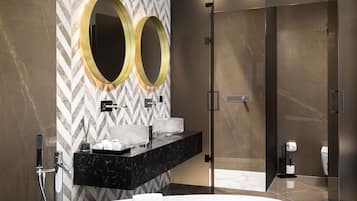 Presidential-Doppelzimmer | Badezimmer | Designer-Toilettenartikel, Haartrockner, Bademäntel, Hausschuhe