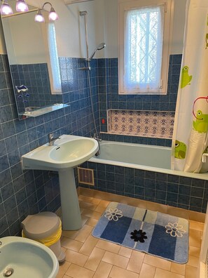 Ensemble douche/baignoire, bidet