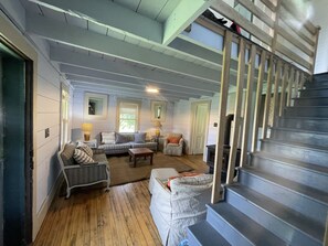 Smart TV, chimenea y libros 