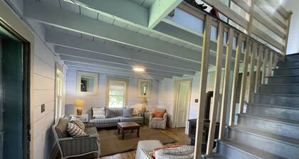 Charming  farmhouse-60 acres w/ trails firepits  creek close to Dolly and Canaan