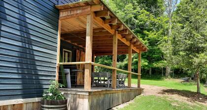 Charming farmhouse-60 acres w/ trails firepits creek close to Dolly and Canaan