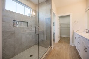 Douche, sèche-cheveux, serviettes fournies