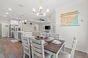 Dining - *Serenity Tides PCB* Golf Cart, Games, Mini Golf & Dogs OK – 3 Blocks from Beach (Panama City Beach)