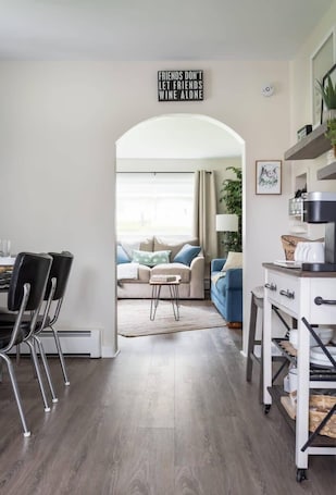 Televisión, chimenea y oficina . Cedar Creek Cottage - Idyllic Setting and Dog Friendly!