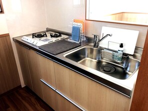 Fridge, cookware/dishes/utensils