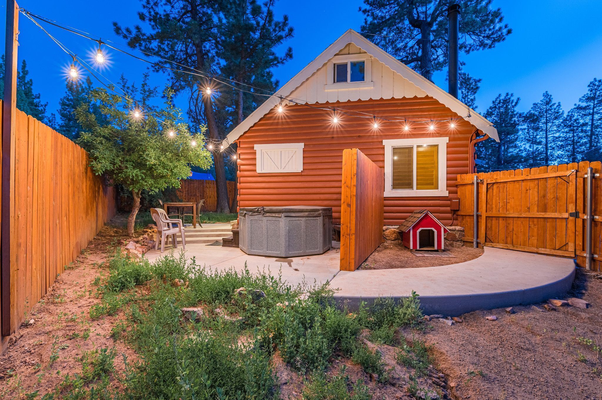 Backyard completely fenced with jacuzzi and dog house 