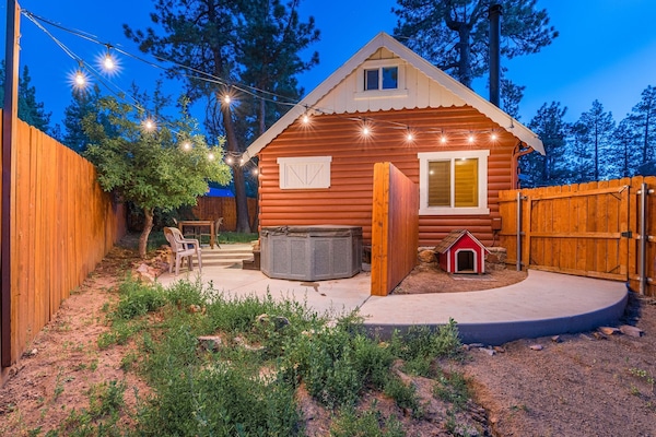 Backyard completely fenced with jacuzzi and dog house