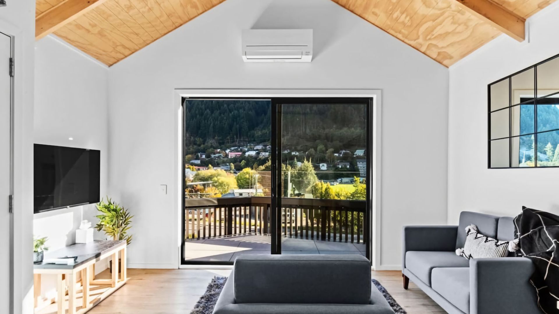 Una Smart TV, una chimenea