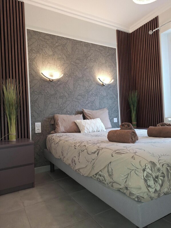 3 slaapkamers, een strijkplank/strijkijzer, gratis wifi, beddengoed