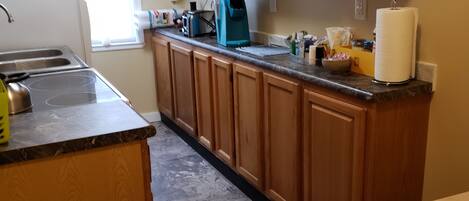 ثلاجة، ميكروويف، فرن، موقد طهي مسطح